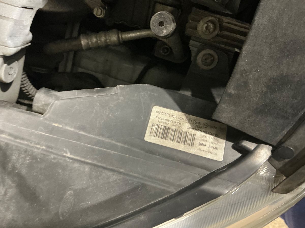 Ford Grand 2015 — photo 39