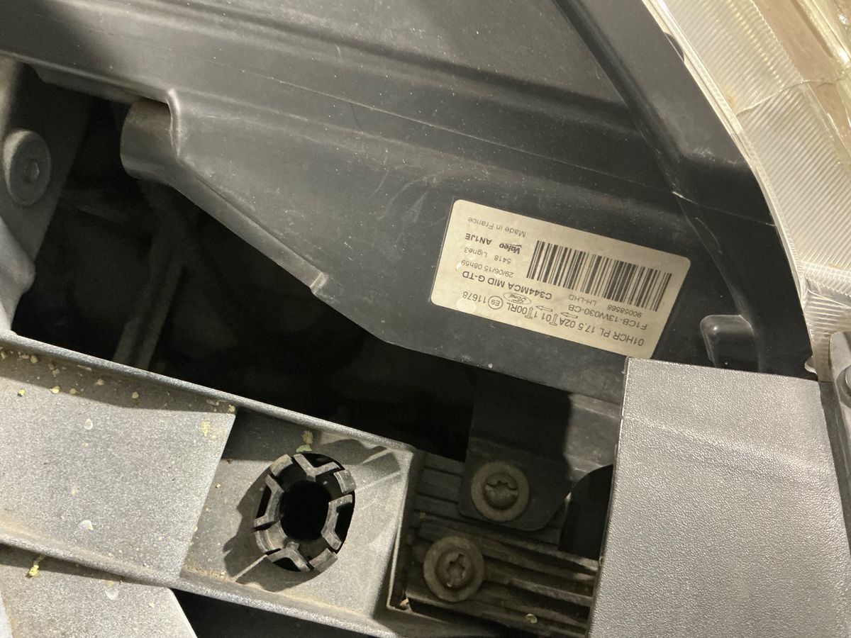Ford Grand 2015 — photo 37
