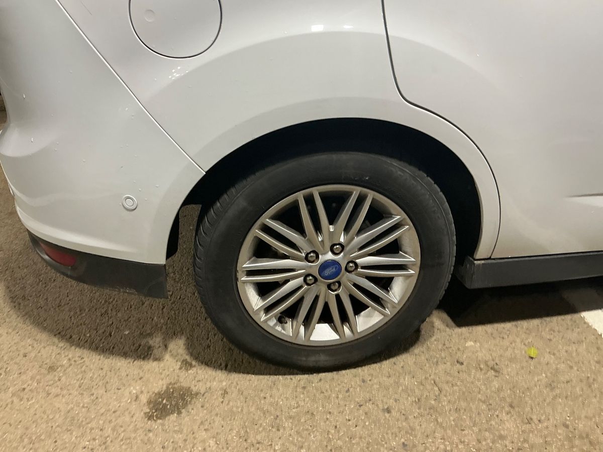 Ford Grand 2015 — photo 10