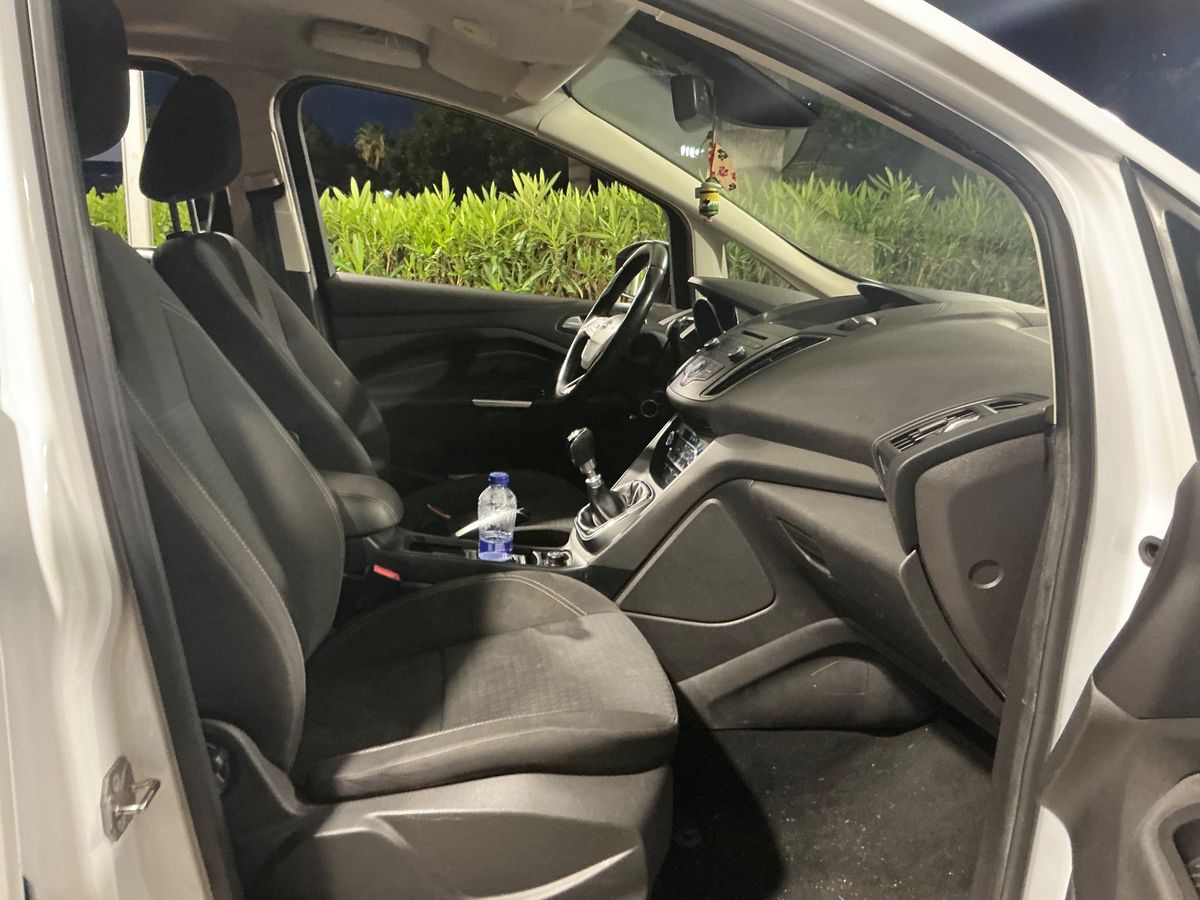 Ford Grand 2015 — photo 17