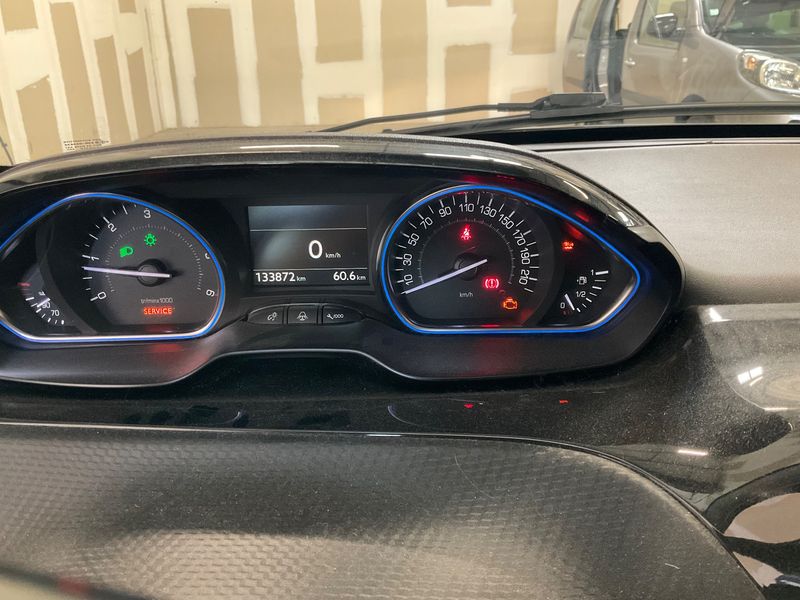 Peugeot 2008 1.6 Blue-HDi Allure — zdjęcie 13
