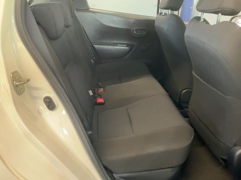 Toyota Yaris 1.5 Hybrid Life — zdjęcie 14