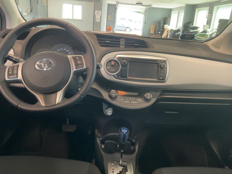 Toyota Yaris 1.5 Hybrid Life — zdjęcie 12