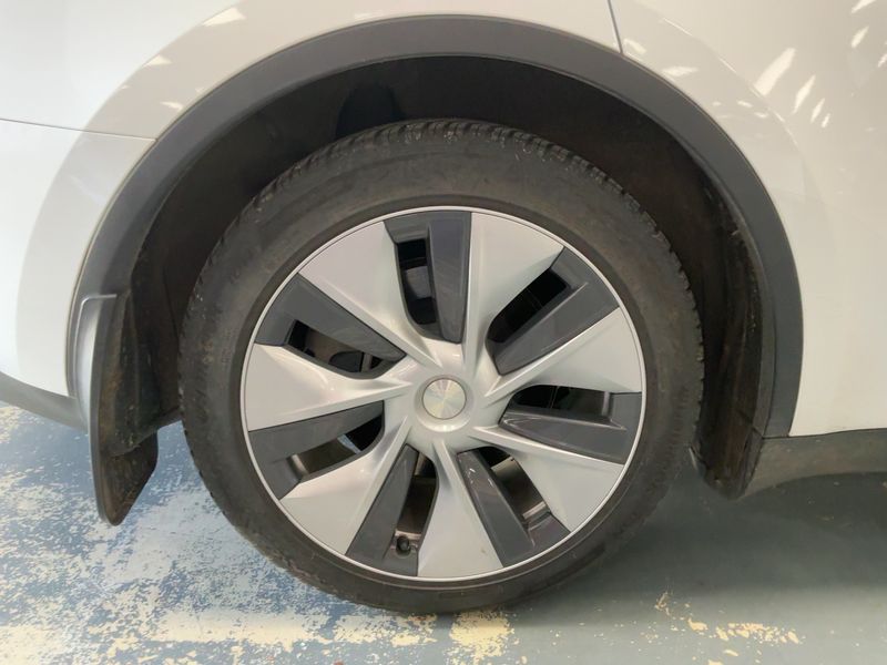 Tesla Model Y Standard Range 2023 – снимка 9
