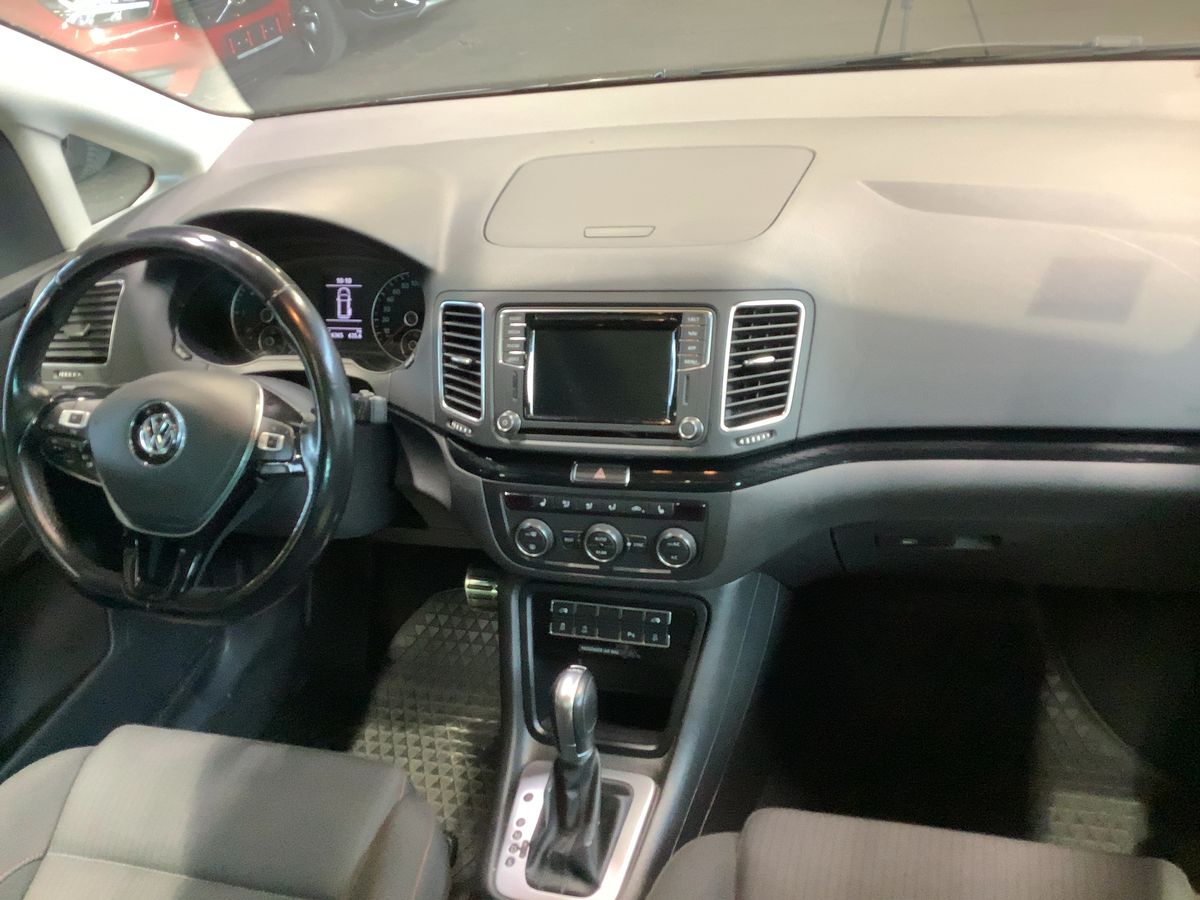Volkswagen Sharan 2017 — photo 18