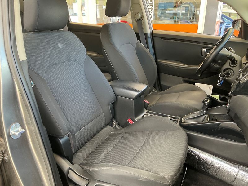 Kia Carens 1.7 CRDi Premium — zdjęcie 11
