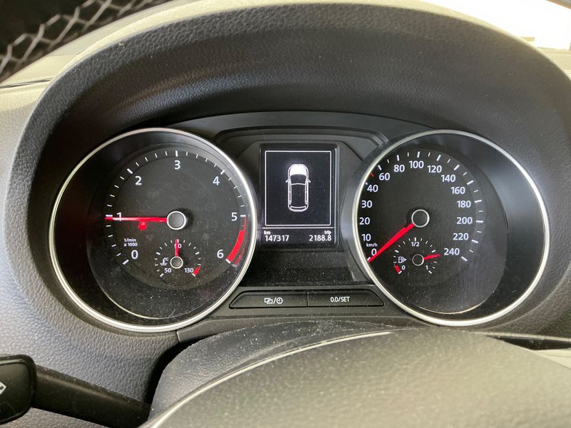 Volkswagen Polo 1.4 TDI Lounge BlueMotion Tech 2015 – снимка 19