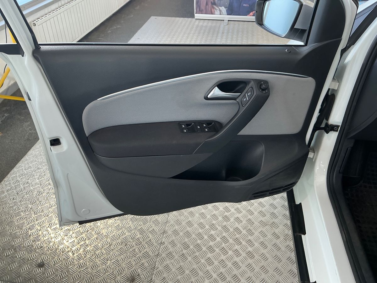 Volkswagen Polo 2015 — photo 40