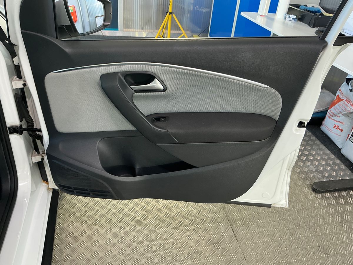 Volkswagen Polo 2015 — photo 34