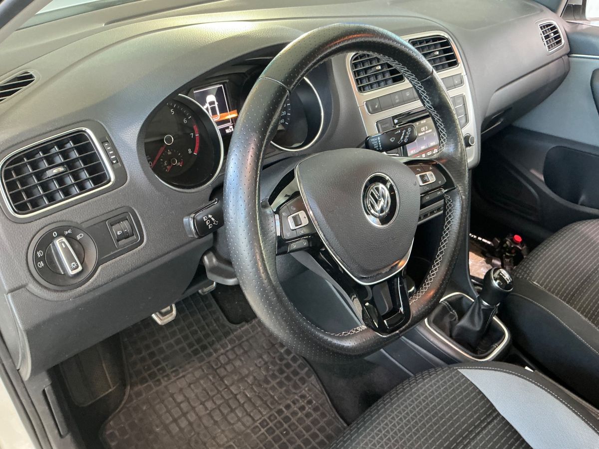 Volkswagen Polo 2015 — photo 42