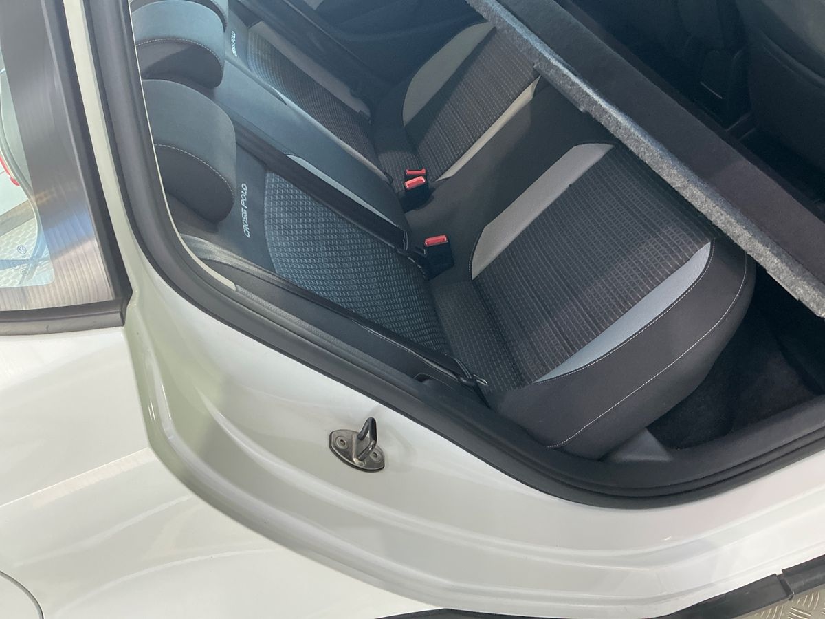 Volkswagen Polo 2015 — photo 37