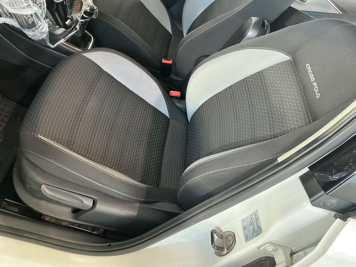 Volkswagen Polo 2015 — photo 41