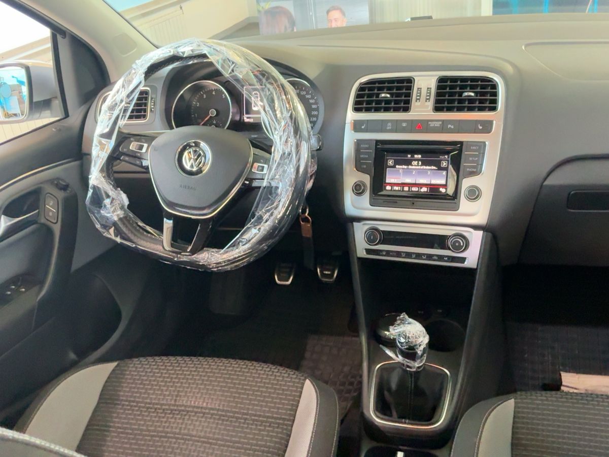 Volkswagen Polo 2015 — photo 19