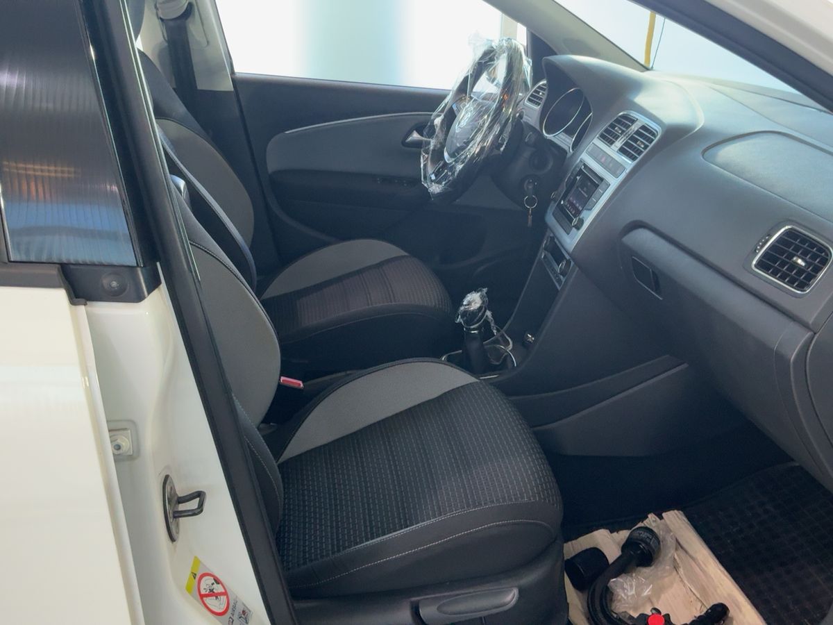 Volkswagen Polo 2015 — photo 18