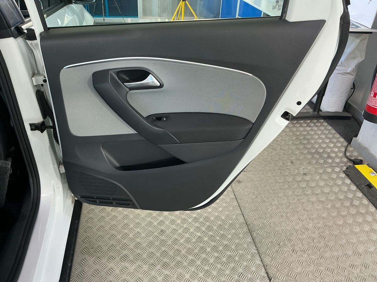 Volkswagen Polo 2015 — photo 36