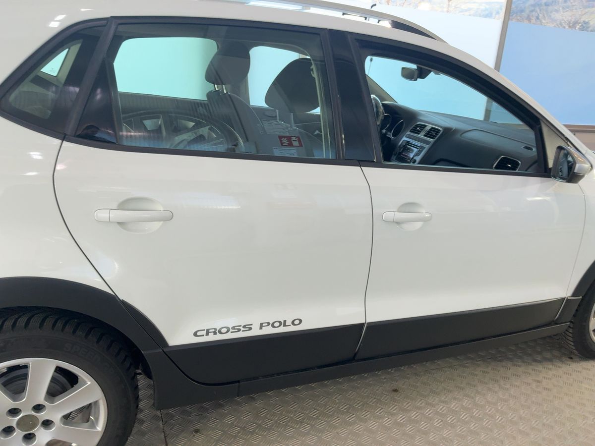Volkswagen Polo 2015 — photo 11
