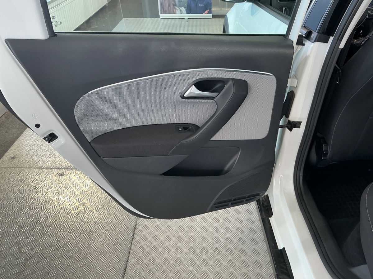 Volkswagen Polo 2015 — photo 38