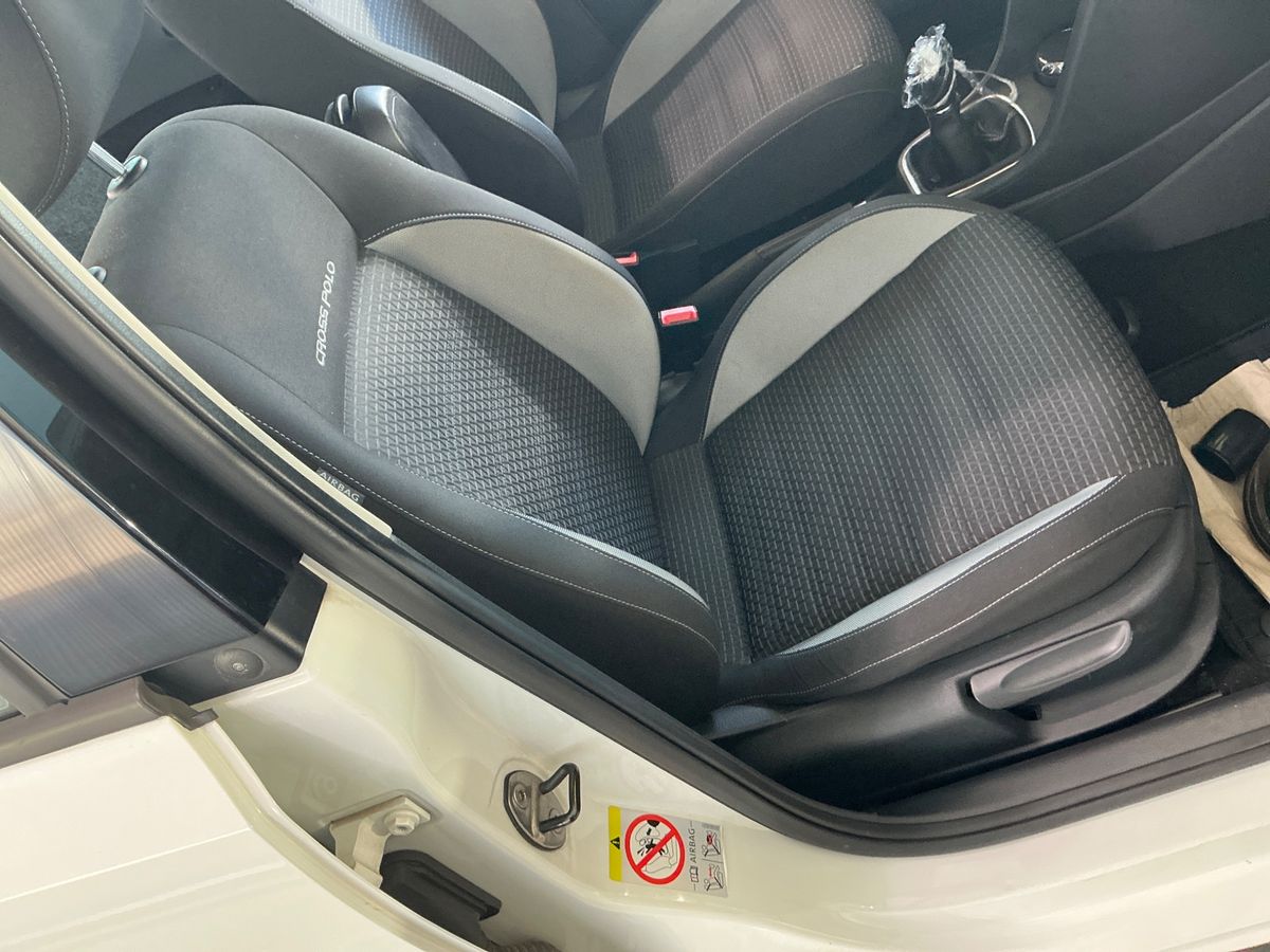 Volkswagen Polo 2015 — photo 35