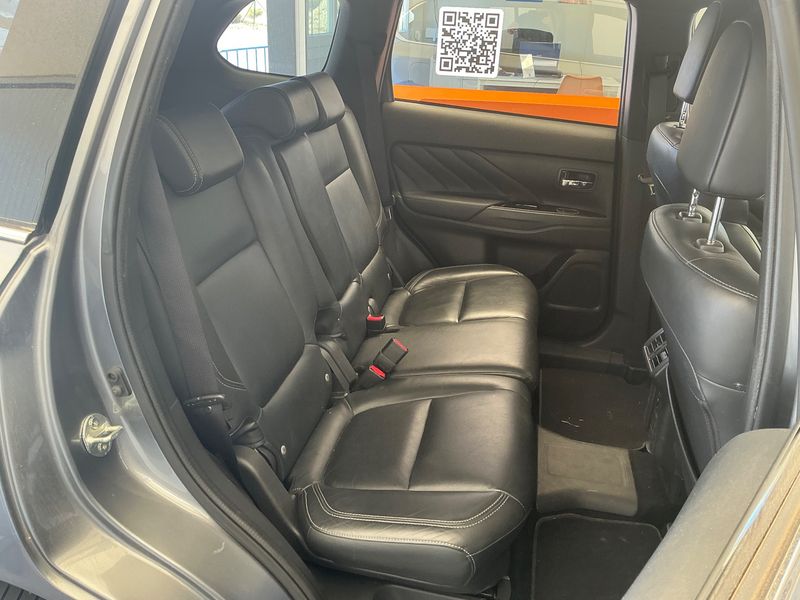 Mitsubishi Outlander 2.4 PHEV Instyle 4WD — zdjęcie 14