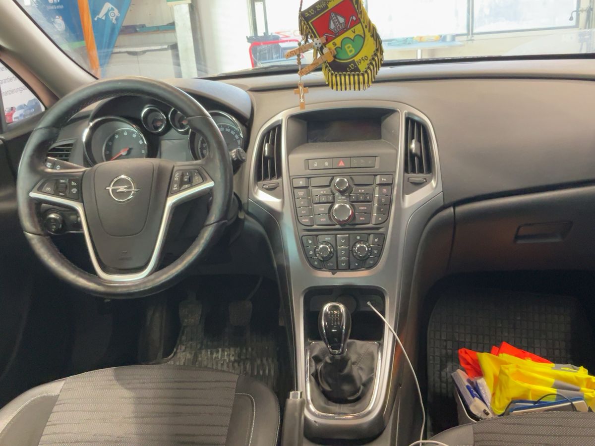 Opel Astra 2015 — photo 19