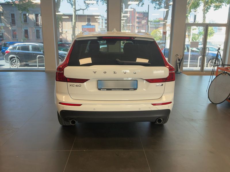 Volvo XC60 2.0 B4 Diesel Mild-Hybrid Momentum Pro AWD — zdjęcie 5