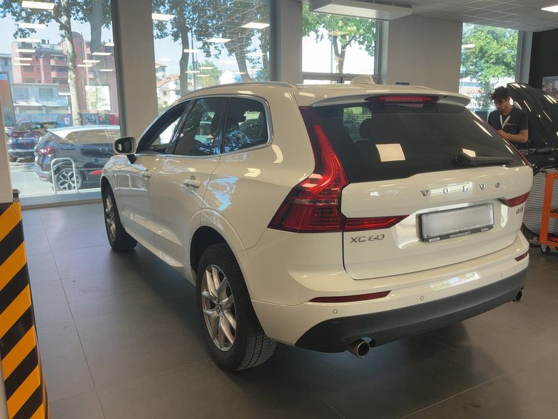 Volvo XC60 2.0 B4 Diesel Mild-Hybrid Momentum Pro AWD — zdjęcie 3