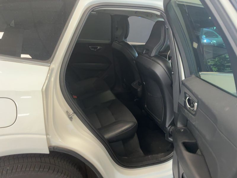 Volvo XC60 2.0 B4 Diesel Mild-Hybrid Momentum Pro AWD — zdjęcie 14
