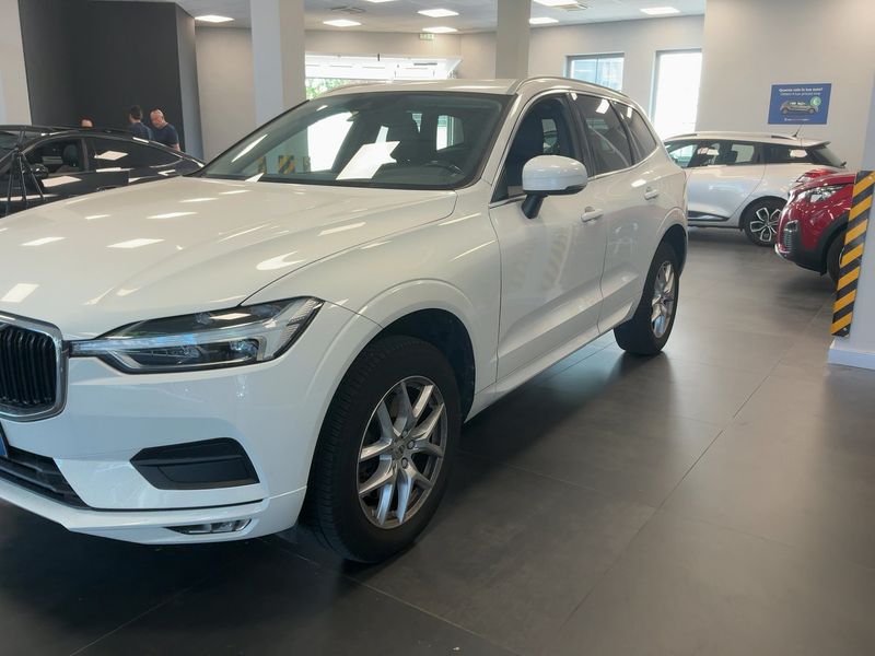 Volvo XC60 2.0 B4 Diesel Mild-Hybrid Momentum Pro AWD — zdjęcie 2