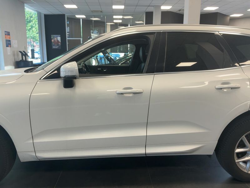 Volvo XC60 2.0 B4 Diesel Mild-Hybrid Momentum Pro AWD — zdjęcie 4
