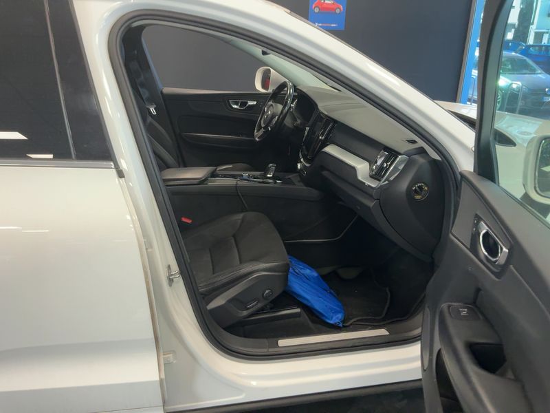 Volvo XC60 2.0 B4 Diesel Mild-Hybrid Momentum Pro AWD — zdjęcie 11
