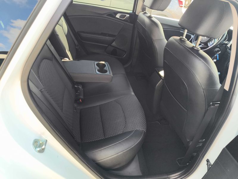 Kia cee'd 1.6 CRDi Mild-Hybrid Tech — zdjęcie 14
