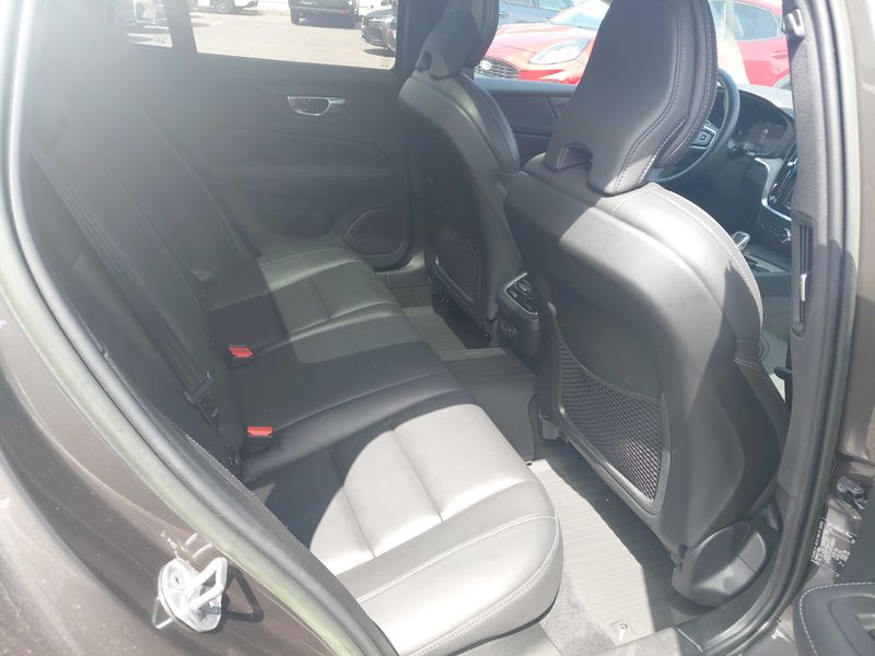 Volvo V60 Cross Country 2.0 B4 Mild-Hybrid Ultimate AWD — zdjęcie 13
