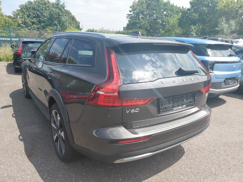 Volvo V60 Cross Country 2.0 B4 Mild-Hybrid Ultimate AWD — zdjęcie 3