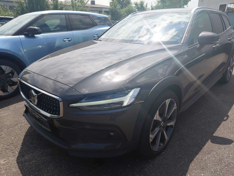 Volvo V60 Cross Country 2.0 B4 Mild-Hybrid Ultimate AWD — zdjęcie 2