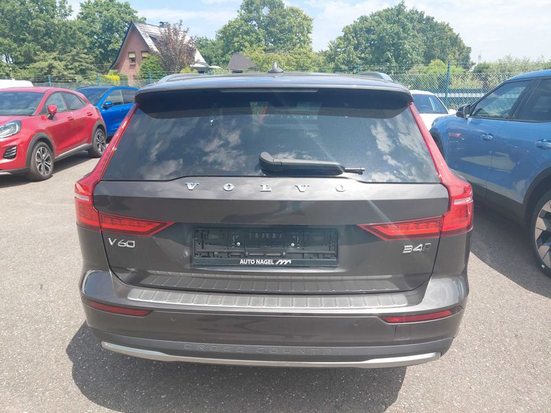 Volvo V60 Cross Country 2.0 B4 Mild-Hybrid Ultimate AWD — zdjęcie 4