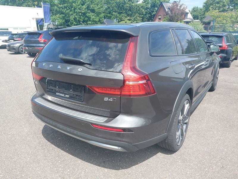 Volvo V60 Cross Country 2.0 B4 Mild-Hybrid Ultimate AWD — zdjęcie 5