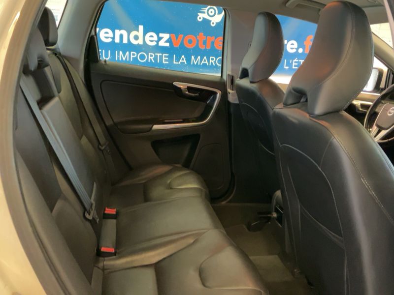 Volvo XC60 2.0 D4 Summum — zdjęcie 14