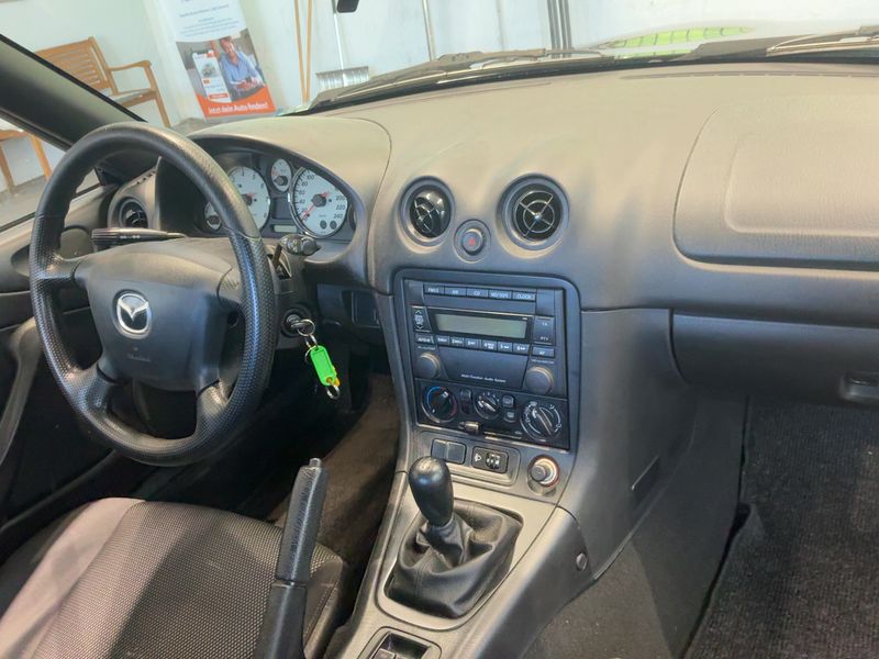Mazda MX-5 1.6 Roadster — zdjęcie 12