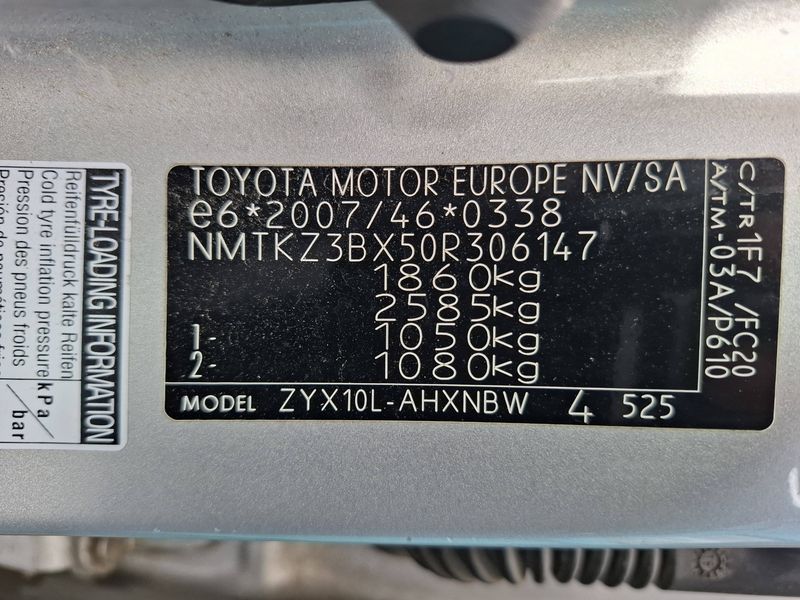 Toyota C-HR 1.8 Hybrid Dynamic — zdjęcie 15