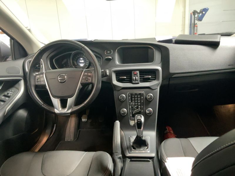 Volvo V40 2.0 T2 Momentum — zdjęcie 12