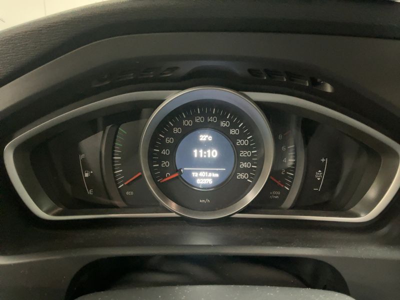 Volvo V40 2.0 T2 Momentum — zdjęcie 13