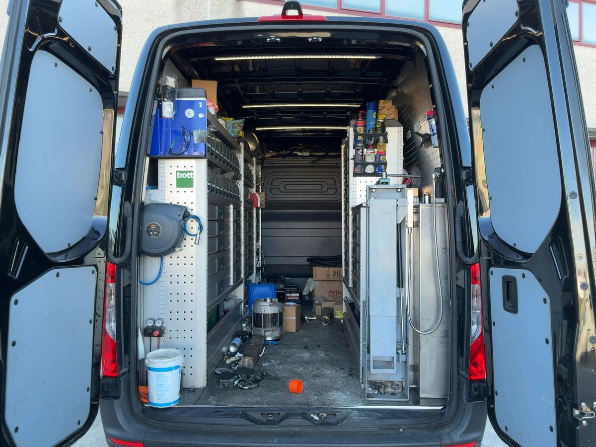 Mercedes-Benz Sprinter 2023 — photo 16