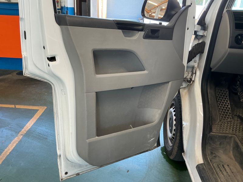 Volkswagen T5 Transporter 2.0 TDI Kasten 2013 – снимка 28