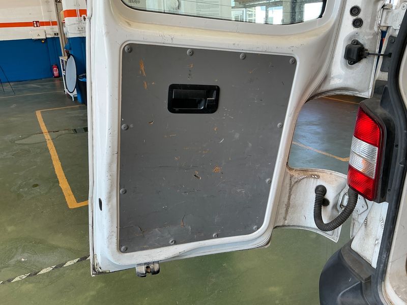 Volkswagen T5 Transporter 2.0 TDI Kasten 2013 – снимка 35