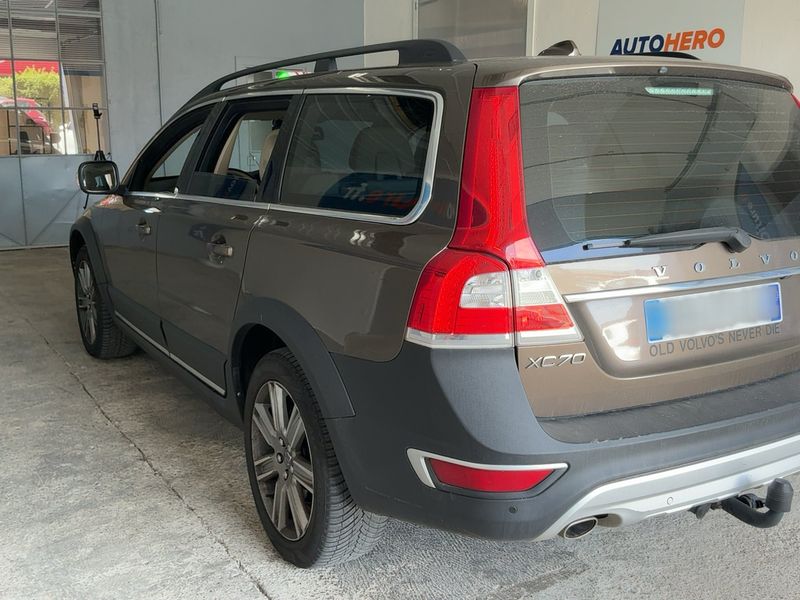 Volvo XC70 2.4 D5 Summum AWD Executive — zdjęcie 3