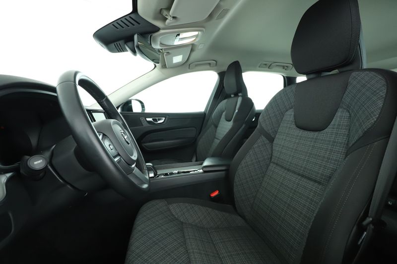 Volvo XC60 2.0 B4 Mild-Hybrid Core 2WD — zdjęcie 11