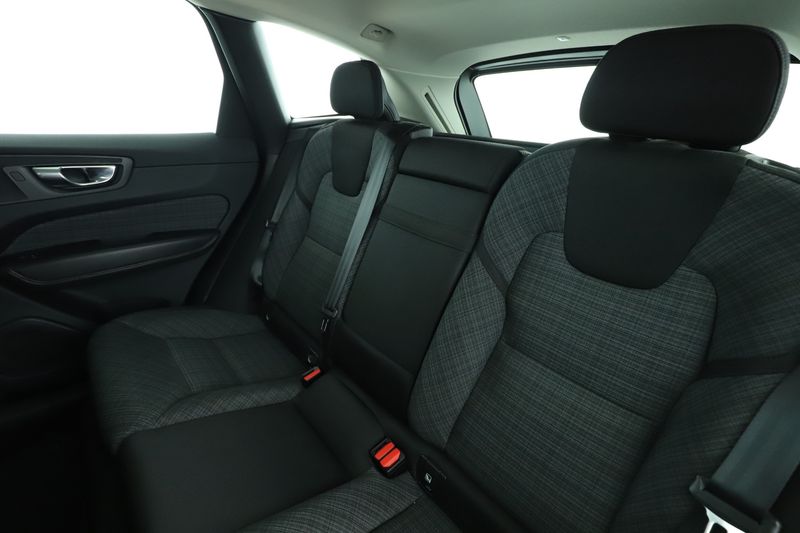 Volvo XC60 2.0 B4 Mild-Hybrid Core 2WD — zdjęcie 14