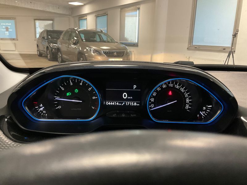 Peugeot 2008 1.2 PureTech Allure 2019 – снимка 18