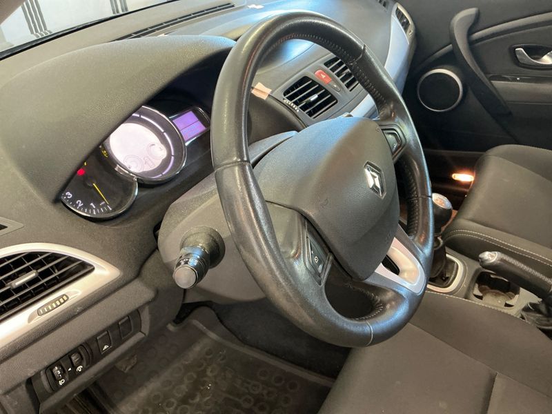 Renault Megane 1.6 Dynamique 2009 – снимка 31
