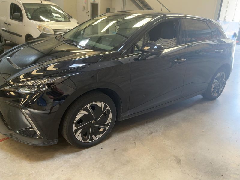 MG 4 electric drive 150 kW Luxury — zdjęcie 2